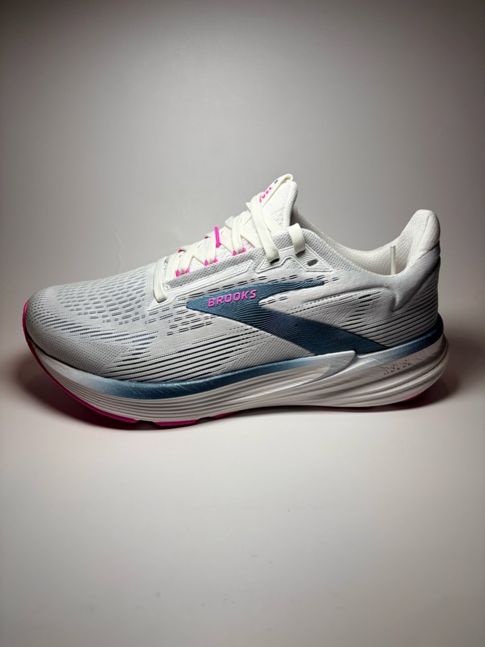 New Brooks Revel 8 Women’s size 8.5 White & Blue Running Shoe with Pink Accents - Picture 13 of 14